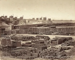 Yard voor bouwmaterialen, windmolens op de achtergrond, in Alexandrië, Egypte