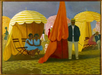 Het strand. Vakantiegangers onder de parasols beschut tegen de wind.