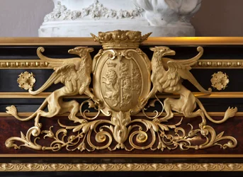 Detail van een meubelstuk met het wapen van de familie Brignole Sale (Guillaume Grohe, naar een tekening van Felix Duban)