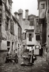 Een binnenplaats omringd door gebouwen in Venetië, c.1880