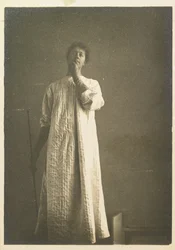 Vrouw in overhemd, hand voor de mond