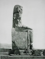 Kolossaal standbeeld, Tempel van Amenhotep III (ca. 1417-1379 v.Chr.) Thebe, gepubliceerd ca. 1900 (fotogravure)