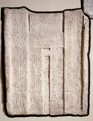 Valse deur uit het graf van Hemi-Re, priesteres van Hathor (kalksteen met pigment)