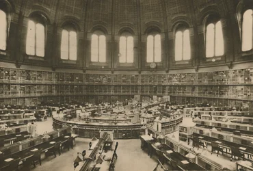 Leeszaal van de Grote Bibliotheek in het British Museum gezien vanaf de ingang, c1935