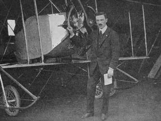 Een van de beste instructeurs: Lewis WF Turner bij een Caudron-trainingsbiplane, 1913 1934