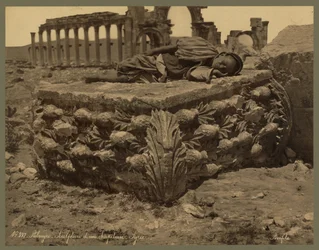 Een uitzicht op de Grote colonnade, Palmyra, ca. 1875 (albumine print)