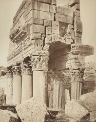 Detail van de pronaos van de Tempel van Bacchus, in de archeologische zone van Heliopolis of Baalbek, oude Syrische stad, nu Libanon