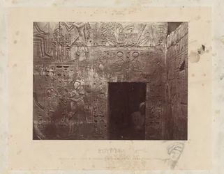 Man in een deuropening in de tempel van Ramses III in Egypte