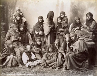 Portret van een groep Syrische bedoeïenen in eenvoudige etnische kleding