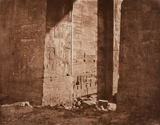 Eerste pyloon - Franse inscriptie gegraveerd op de oostelijke steunbeer bij punt H, eiland Fila (Philae)