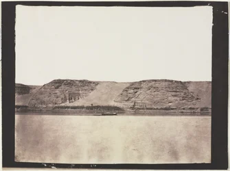 Algemeen uitzicht op monumenten uitgehouwen in de rots met de dahabieh van de fotograaf. Abu Simbel