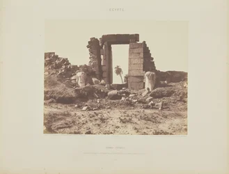 Karnak (Thebe). Eerste pyloon - Ruïnes van de poort en de kolossen, gezien vanaf punt E