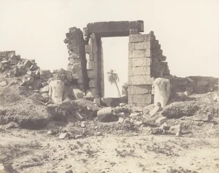 Karnak Thebe, Eerste Pylon - Ruïnes van de Poort en de Kolossen, 1851-52, gedrukt 1853-54