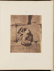 Tâfah (Taphis). Constructies met gebogen bases - Figuur van een gebeeldhouwde nis
