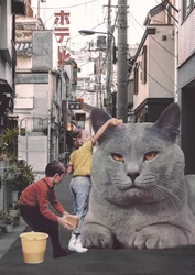 Kinderen wassen een gigantische kat in de straten van Tokio