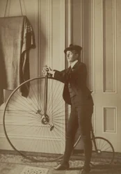 Binnen in het huis met een Penny Farthing-fiets, ca. 1890 (sepia foto)