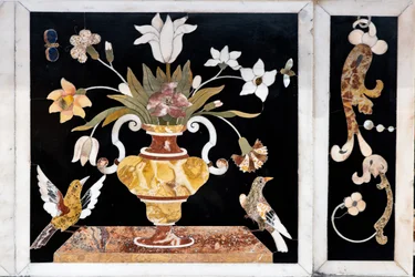 Het hoofdaltaar, uitgerust met twee tafels, bekroond door een grandioos marmeren tabernakel (detail)
