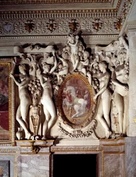 Architectuur: detail van de kamer van Anne de Pisseleu, hertogin van Étampes (1508-1580), favoriete van Frans I, in het kasteel van Fontainebleau, bekend als de Koningstrap. Uitgevoerd door Francesco Primaticcio, genaamd Le Primatice (1504-1570), 1541