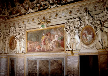 Architectuur: detail van de kamer van Anne de Pisseleu, hertogin van Étampes (1508-1580), favoriete van Frans I, in het kasteel van Fontainebleau, bekend als de Trap van de Koning. Uitgevoerd door Francesco Primaticcio, genaamd Le Primatice (1504-1570)