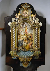 Grote wijwaterbak in beschilderde majolica met centrale scène uit schilderij Aanbidding der Wijzen door Francesco Solimena (1657-1747), Italië, 20e eeuw