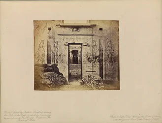 Edfû - Uitzicht door de Grote Poort naar de Grote Hof van de Tempel van Edfû