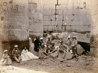 Groepsfoto in de Zuilenhal, Karnak, Egypte, 1862