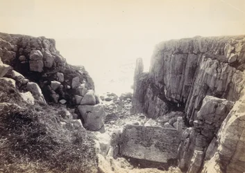 [Rotsachtige inham met zeegezicht], 1870s