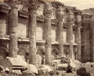 De noordelijke muur van het interieur van de Tempel van Jupiter, met de gecanneleerde zuilen, Baalbek