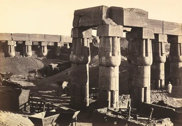 "Egypte en Palestina": zuilengang van de binnenplaats van het festival van Amenhotep III in de tempel van Luxor (El-Uqsor), Egypte