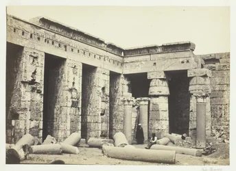 Binnenplaats van Medinet Habbo, Thebe, 1857