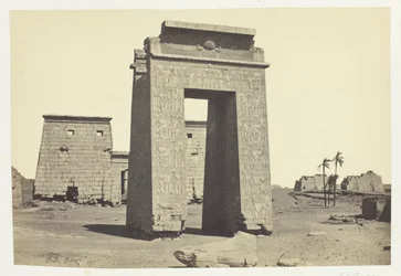 Gebeeldhouwde poort, Karnac