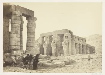 Het Memnonium, Thebe, vanaf de vlakte