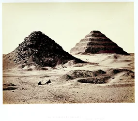 De piramiden van Sakkara, vanuit het noordoosten