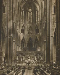Het hoogaltaar en reredos voorbij het koor van Westminster Abbey, ca. 1935