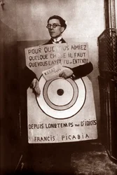 Andre Breton als target sandwich man (door Picabia) op het Dada festival, Parijs, 27 maart