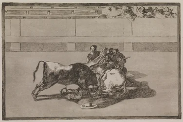 Een picador wordt van het paard geworpen en valt onder de stier