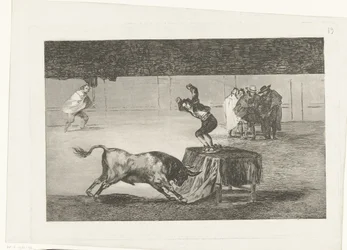 Stierenvechter staand op een tafel in een arena