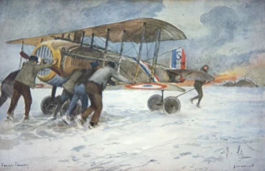 Grondpersoneel en piloot duwen een Franse SPAD-jager door de sneeuw naar een hangar, januari 1918