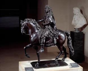 Ruiterstandbeeld van koning Lodewijk XIV (1638-1715) in brons gegoten met verloren was. Beeldhouwwerk door Francois Girardon (1628-1715). 17e eeuw. Zon 1,02x0,98x0,5 m Parijs, Louvre museum