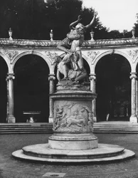 Verkrachting van Proserpina door Pluto terwijl een van haar metgezellen haar tegenhoudt, bos van de Colonnade