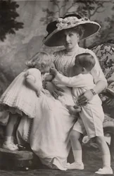Koningin Victoria van Spanje met Prins Alfonso, Prinses Maria Christina en Prinses Beatrice, 1911