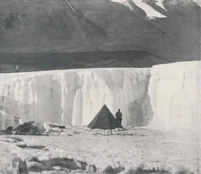 Alcove kamp in een oppervlakte geul van de Taylor gletsjer, ca. 1911
