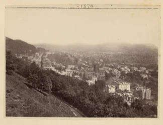 Heuvelhelling met uitzicht over de stad