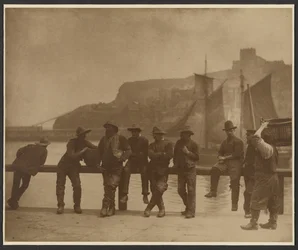 [Vissers van Whitby op het hek van de pier].