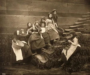 Vrouwen wachten op de vangst van de dag, haven van Whitby, North Yorkshire, ca. 1899