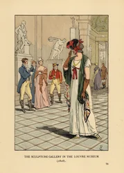 Modieuze vrouw in de beeldengalerij in het Louvre Museum