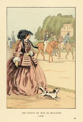 Vrouw in kap, jas en brede crinoline met hond kijkt naar ruiters en rijtuigen op de rijbaan. De avenue du Bois de Boulogne, Parijs