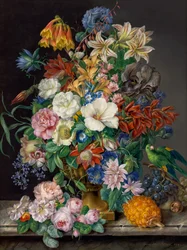 Bloemenstuk met ananas, druiven en papegaai