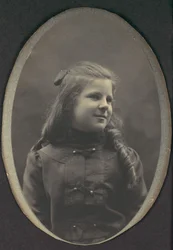 [Meisje met krullen, halve lengte], 1890s