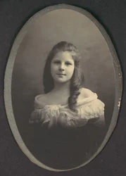 [Meisje met witte off-the-shoulder jurk], 1890s